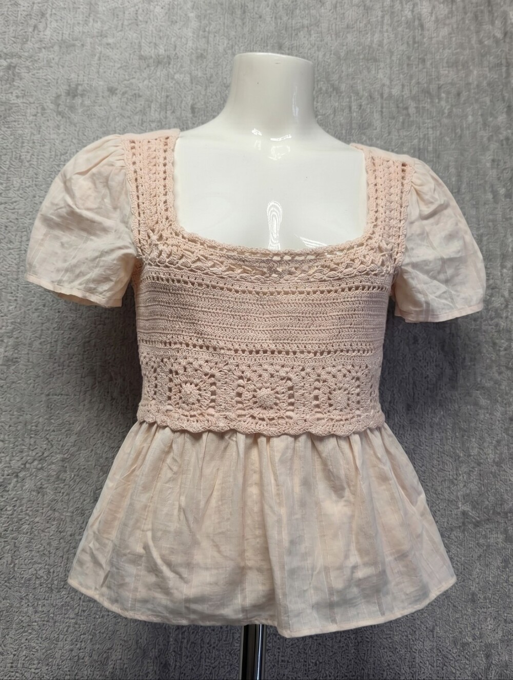Miss Me Women's‎ Large Beige Crochet Puff Sleeve Peplum Top